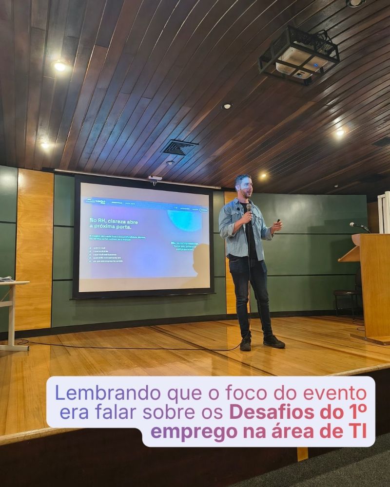 Emerson Braun speaking on stage at RecrutaTalks