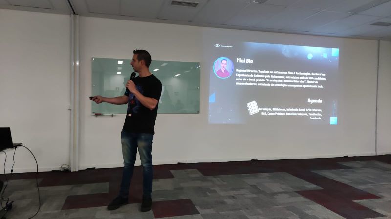 Emerson Braun presenting the talk agenda on a projected screen