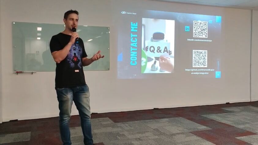 Emerson Braun presenting the Node.js and AI talk on stage
