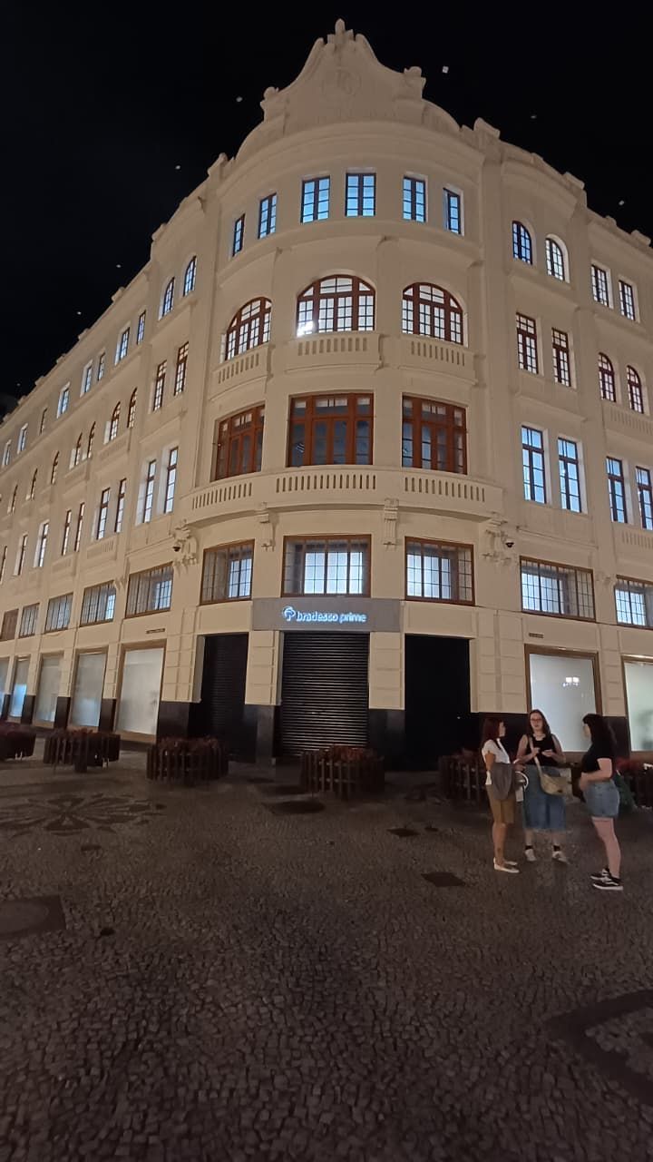 Palácio Avenida in Curitiba at night